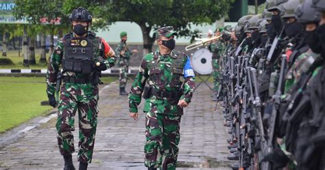 Latihan Pertempuran Kota Terintegrasi Yonif 406 Candra Kusuma