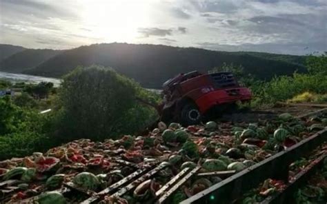 Caminh O Melancias Cai Em Ribanceira Na Divisa De Sergipe E Alagoas