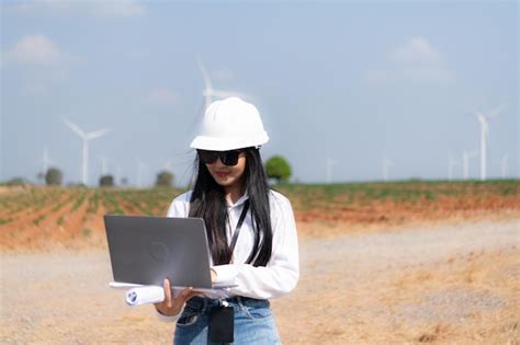 Retrato De Una Hermosa Ingeniera Asi Tica Que Trabaja Con Una