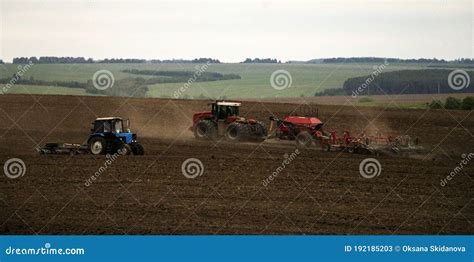 Le Grand Tracteur Avec La Charrue Laboure Le Champ Avant Les Semis Du