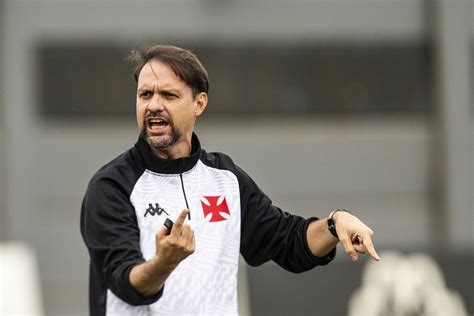 Vasco Anuncia A Demiss O Do T Cnico Maur Cio Souza Placar