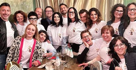 Laura Pausini La Reunion Con Gli Ex Compagni Di Liceo Dopo 30 Anni