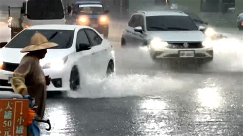 雷雨狂炸南台灣！ 狂風暴雨宛如颱風天｜東森新聞