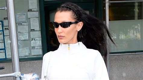 Bella Hadid Trägt Die Sneaker Aus Der Jacquemus X Nike Kollab Vogue