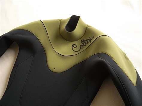 波情報 湘南 オンショアの酷波です 新型ストレッチファスナー サーフボードクオリティーハードコア Quality Hardcore Distributions