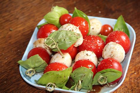 Mini Brochettes De Tomates Cerise Billes De Mozzarella Et Basilic