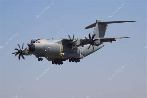 Avión de transporte militar sin título en la base aérea Aeropuerto y