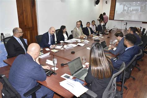 Ministro de Economía dialoga con misión del FMI sobre el buen desempeño