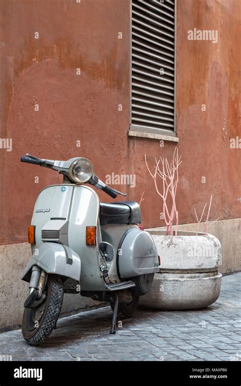 Les Rues De La Ville De Rome Banque De Photographies Et Dimages à