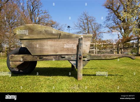 Vieille Brouette En Bois Banque De Photographies Et Dimages Haute