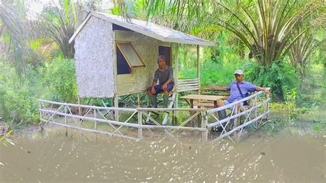 Camping Hujan Deras Mengecat Shelter Bambu Disaat Sedang Banjir Youtube