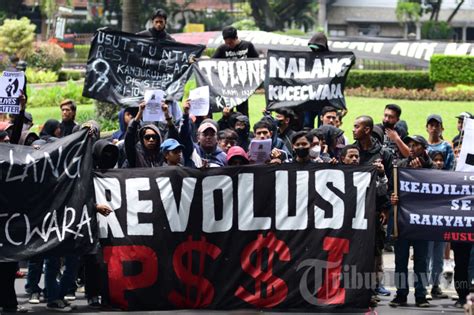 Aksi Aremania Tuntut Keadilan Tragedi Kanjuruhan Foto 7 1942249