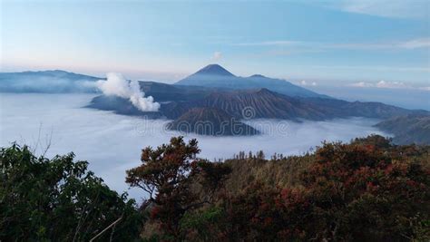 Monte Bromo Una De Las Bellezas Naturales De Indonesia Foto De Archivo