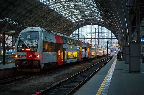 Zwei Gekuppelte Dreiteilige Elektrische Doppelstocktriebz Ge Vom Typ