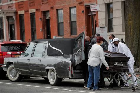 Docenas De Cuerpos En Descomposición Fueron Encontrados En Camiones De Una Funeraria En Nueva