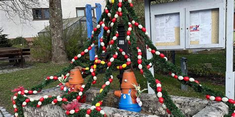 Familie Ziegler schmückt jedes Jahr den Osterbrunnen im Kronacher