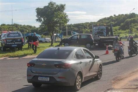 Motorista abandona carro após derrubar placa de sinalização e atingir