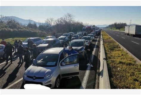 Ristoratori Bloccano Lautostrada Del Sole Per Protesta Fateci Lavorare