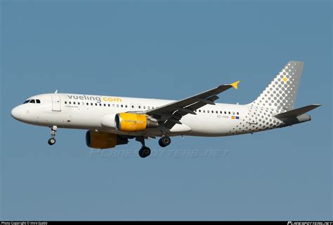 EC HHA Vueling Airbus A320 214 Photo by Imre Szabó ID 814579