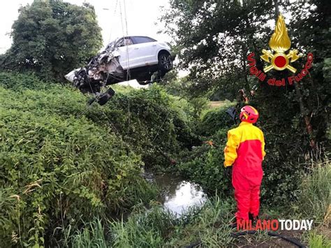 Terribile incidente a Vermezzo auto sfonda il guard rail e finisce giù