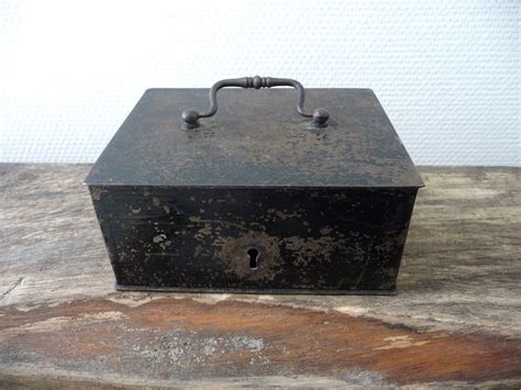 La Vieille Boite En Fer Unique Items Products Decorative Boxes Etsy