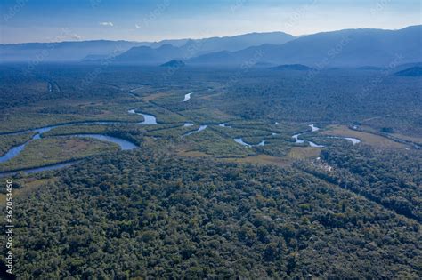 Foto aérea do leito do rio e suas montanhas Rio Amazonas Stock Photo