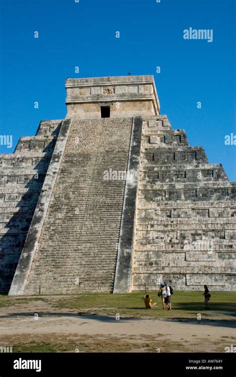 Kulkulkan pyramid hi-res stock photography and images - Alamy