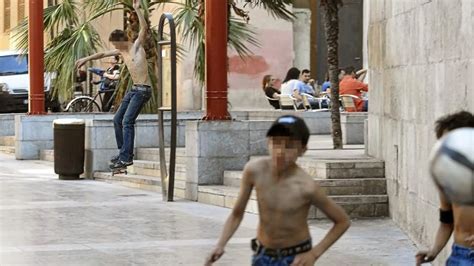 Se Puede Ir Sin Camiseta Por La Calle En Zaragoza