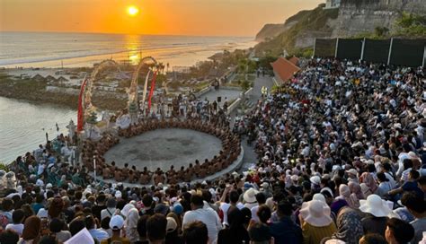 Nusabali Libur Panjang Pantai Melasti Diserbu Pengunjung