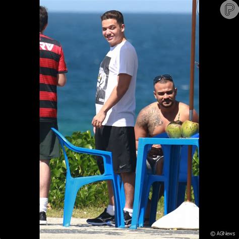 Wesley Safadão aproveitou o dia de sol na Praia da Barra da Tijuca