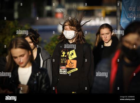 Eine Frau Mit Gesichtsmaske Wird Am Oktober Im Zentrum Von