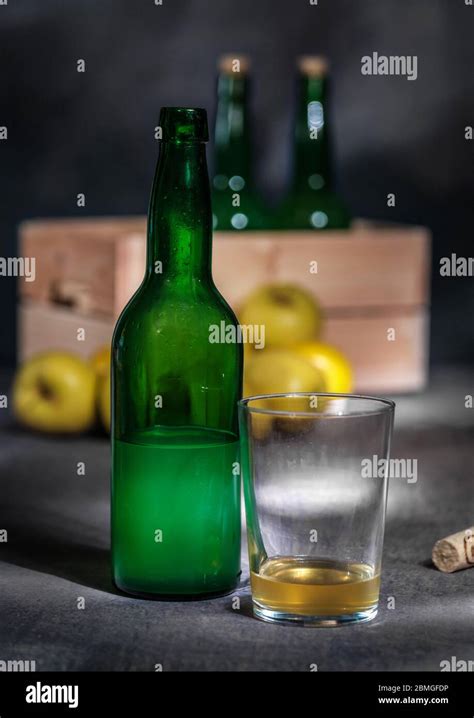 Bouteilles De Cidre Et De Pommes Asturias Banque De Photographies Et D