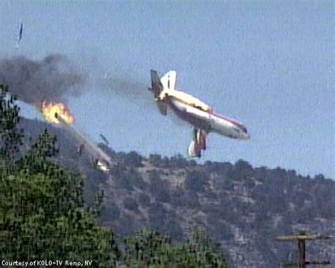 Fatal crash of air tanker battling fire in the Sierra / 3 crew members dead after plane breaks up