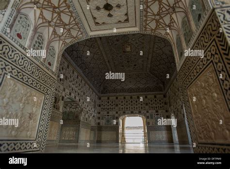 Hombre Espejado Fotografías E Imágenes De Alta Resolución Alamy