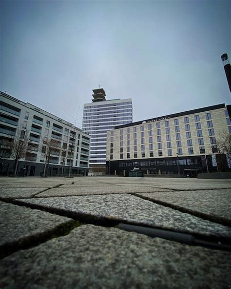 Un Edificio Con Un Letrero Que Dice Hotel Foto Premium