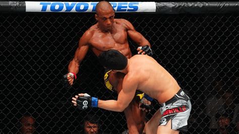 Edson Barboza aplica nocaute impressionante em rival no 1º round do UFC