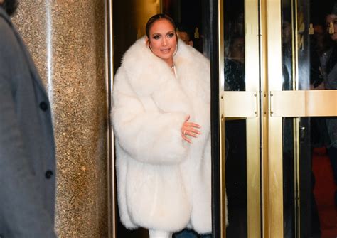 How To Get Jennifer Lopez S SNL Layered Nude Manicure Marie Claire