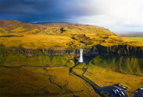 Las Vistas A La Cascada De Seljalandsfoss En Iseland Foto De Archivo