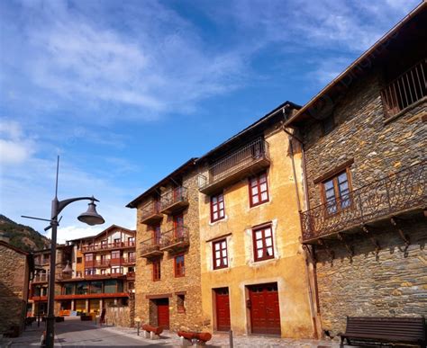 Fundo Aldeia De Ordino Em Andorra Pirineus Na área De Esqui Foto E