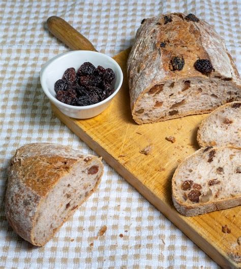 Rebanadas De Pan Casero Con Pasas Nueces Y Frutos Secos Sobre Tabla De