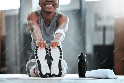 Mãos De Ginástica Ou Mulher Feliz Esticando Pernas Para Rotina De