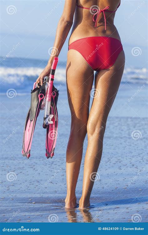 Mujer Roja Del Bikini De La Vista Posterior En La Playa Imagen De