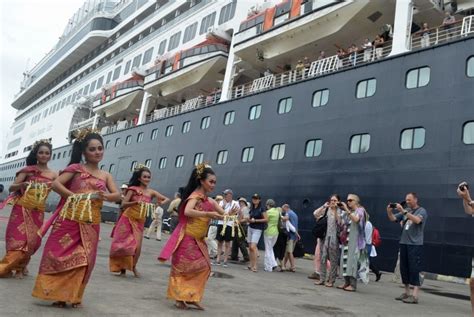 Wisman Kapal Pesiar Perdana Di Benoa Disambut Tari Tradisional Bali Republika Online