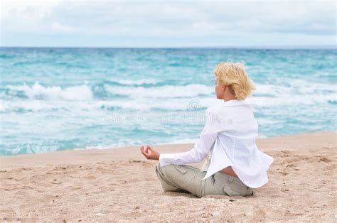 Yoga En Meditatie Stock Foto Image Of Mediteren Vreedzaam 10208178