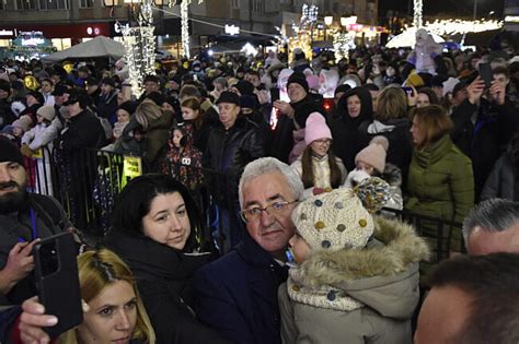 Centrul Sucevei plin de oameni la aprinderea luminilor în bradul de