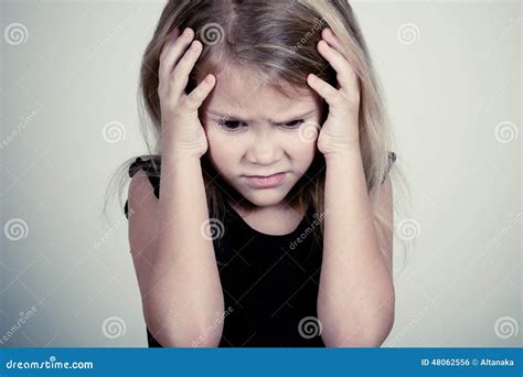 Portrait De Petite Fille Blonde Triste Photo Stock Image Du Désespoir