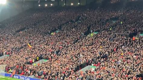 VÍDEO Após morte de filho torcida do Liverpool presta homenagem a