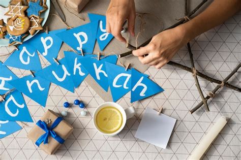 Regalo Envuelto Y Símbolo Tradicional De Feliz Hanukkah Foto Premium