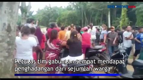 Petugas Dihadang Warga Saat Evakuasi Sejumlah Orang Dalam Kerangkeng Di