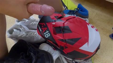 Trashing Puma Rebound 和白色 Nike AF1 和 Cumming 在 Fox 头盔上 Pornhub Gay